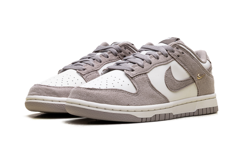 Dunk Low WMNS"Malt Gold Mini Swoosh" IB4417 105